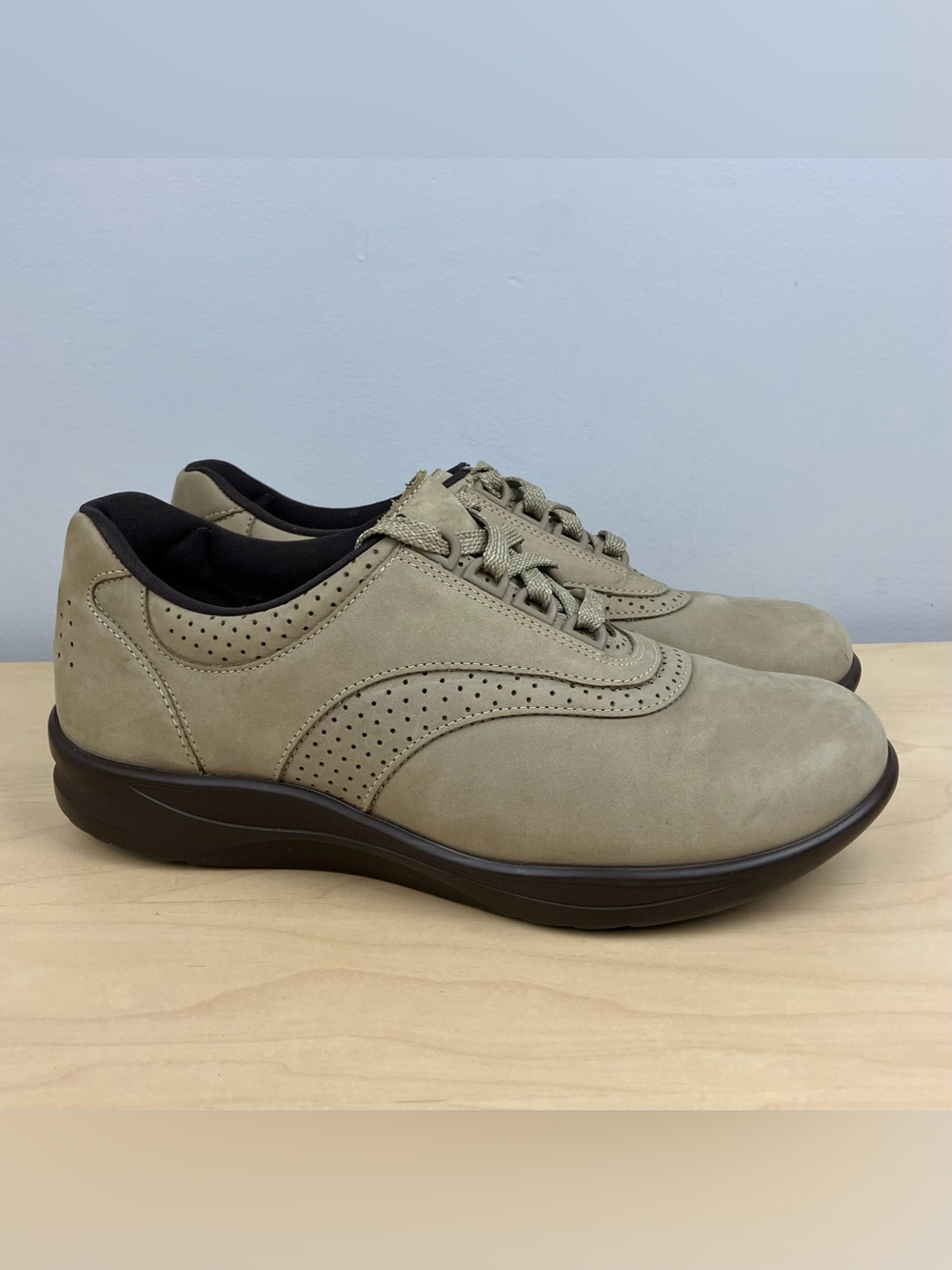 SAS Shoes Women’s Size 8.5 Wide Walk Easy Taupe / Beige Nubuck Lace Up Sneakers